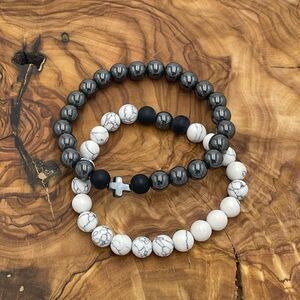 Set of Two Elastic Hematite and Howlite Bracelets with Black Matte…